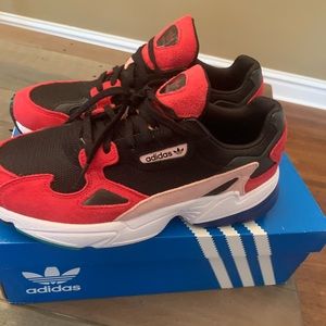 Adidas Falcons size 7 women